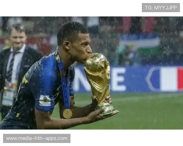 姆巴佩深夜在街头为粉丝签名被保镖拉走的细节曝光