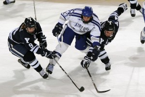 华体会体育网站入口-季票球迷为保护女孩在火车上被捅至重伤，森林老板负担费用，火车上的女孩