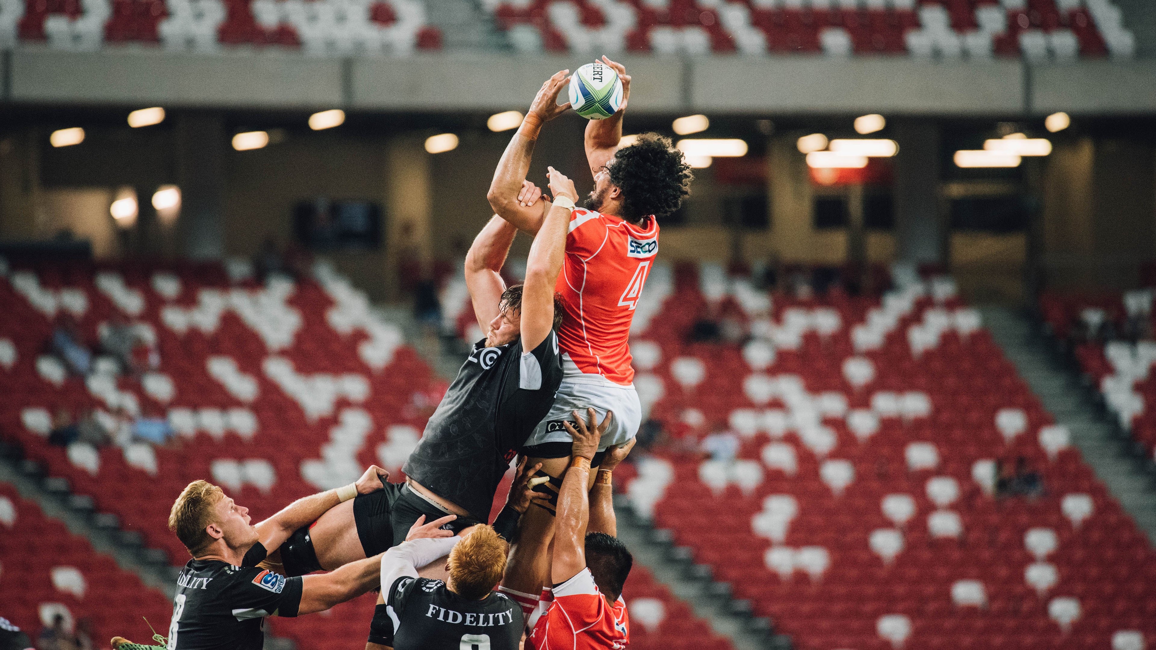 球迷节现场音乐与比赛活动结合，气氛火热，球迷乐队